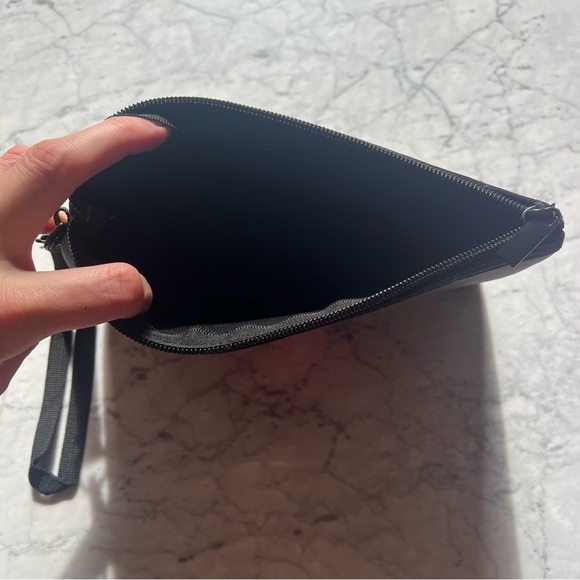 Haute Shore ShowOff women’s cross-body bag and wristlet. Removable strap. - Picture 5 of 9